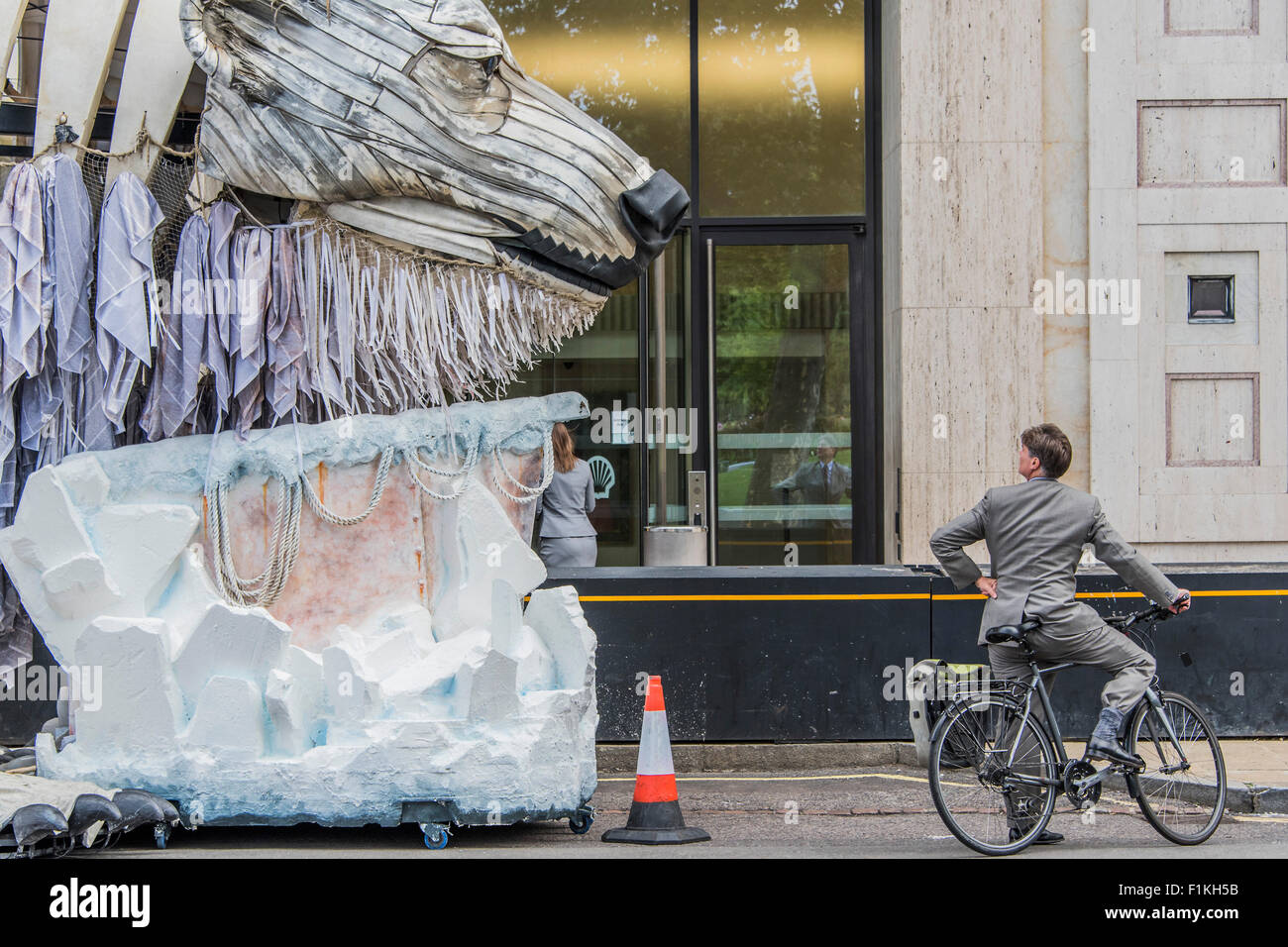 London, UK. 3. September 2015. Greenpeace bringt seine riesigen Animatronic Eisbär, Aurora, um Contine seine arktischen Protest gegen Shell Erdölbohrung in einem sehr fragilen Umfeld.  Die riesige mechanisch betriebenen Bär befindet sich außerhalb der Shell-HQ auf der Southbank. Bildnachweis: Guy Bell/Alamy Live-Nachrichten Stockfoto
