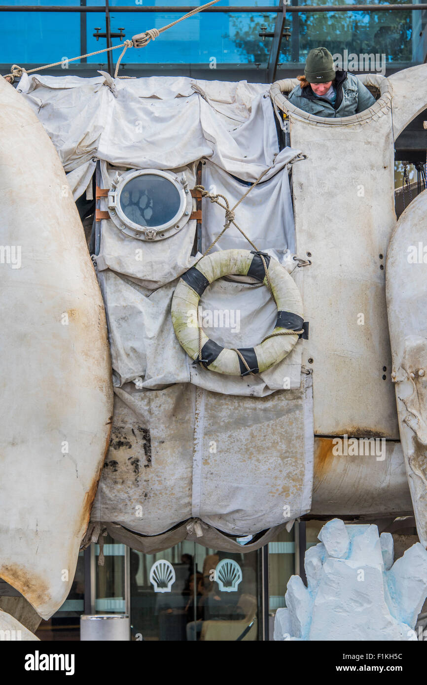 London, UK. 3. September 2015. Greenpeace bringt seine riesigen Animatronic Eisbär, Aurora, um Contine seine arktischen Protest gegen Shell Erdölbohrung in einem sehr fragilen Umfeld.  Die riesige mechanisch betriebenen Bär befindet sich außerhalb der Shell-HQ auf der Southbank. Bildnachweis: Guy Bell/Alamy Live-Nachrichten Stockfoto