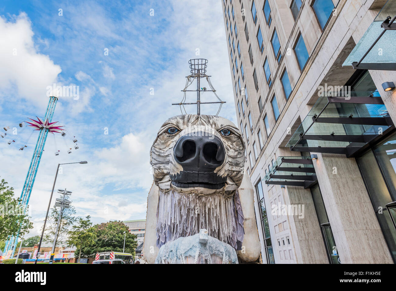 London, UK. 3. September 2015. Greenpeace bringt seine riesigen Animatronic Eisbär, Aurora, um Contine seine arktischen Protest gegen Shell Erdölbohrung in einem sehr fragilen Umfeld.  Die riesige mechanisch betriebenen Bär befindet sich außerhalb der Shell-HQ auf der Southbank. Bildnachweis: Guy Bell/Alamy Live-Nachrichten Stockfoto