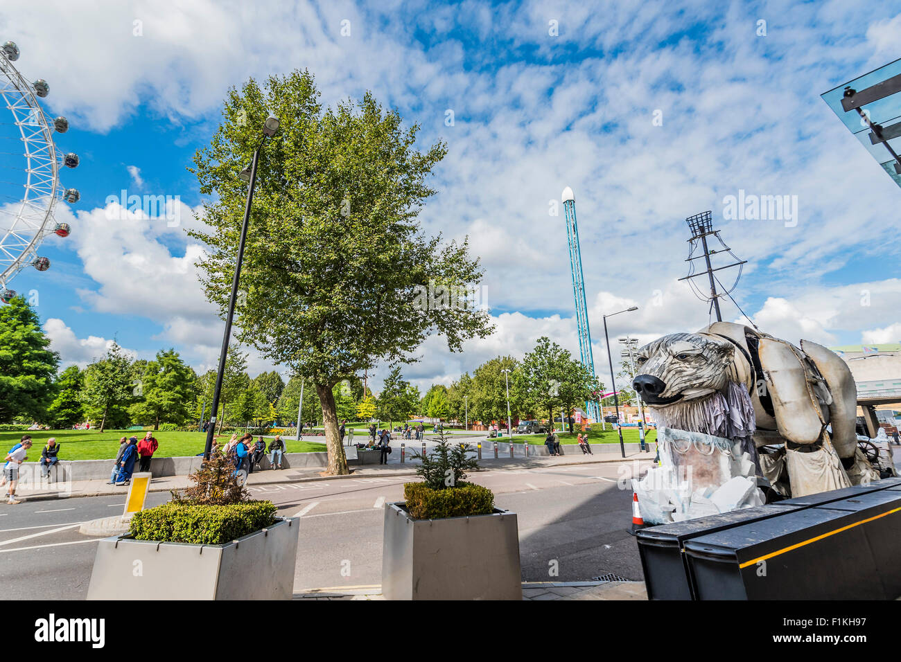 London, UK. 3. September 2015. Greenpeace bringt seine riesigen Animatronic Eisbär, Aurora, um Contine seine arktischen Protest gegen Shell Erdölbohrung in einem sehr fragilen Umfeld.  Die riesige mechanisch betriebenen Bär befindet sich außerhalb der Shell-HQ auf der Southbank. Bildnachweis: Guy Bell/Alamy Live-Nachrichten Stockfoto