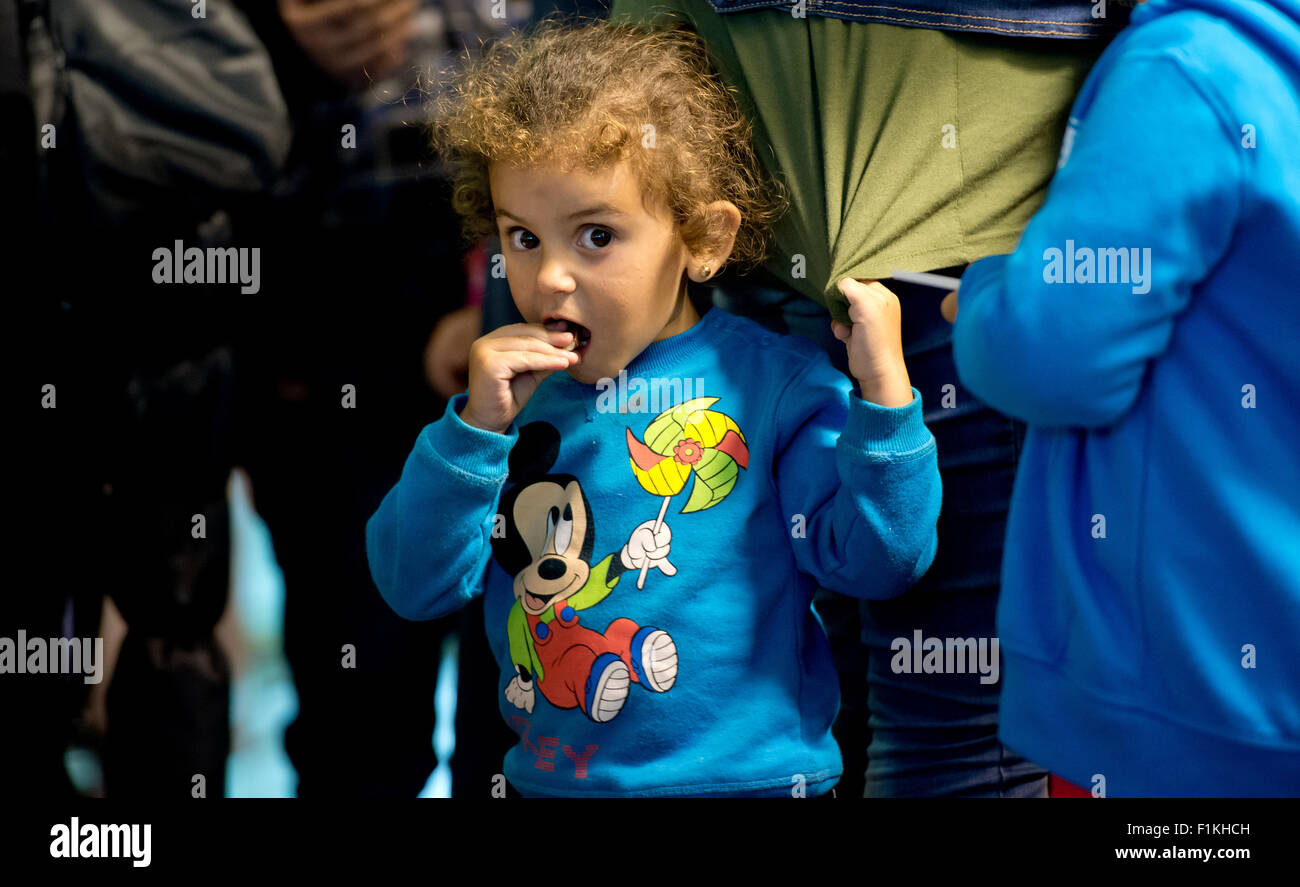 München, Deutschland. 3. Sep 2015. Ein kleines Mädchen aus Syrien, die gerade mit dem Zug angekommen ist, wartet auf ein Auffanglager, am Hauptbahnhof in München, 3. September 2015 zu reisen. Foto: SVEN HOPPE/DPA/Alamy Live-Nachrichten Stockfoto