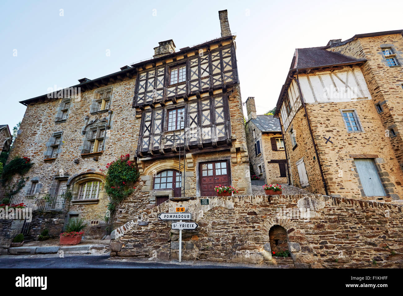 Gebäude im Dorf von Segur-le-Chateau, Limousin, Correze, Frankreich. Stockfoto