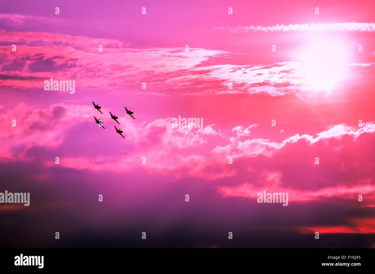 Flugzeuge auf Airshow. Kunstflug-Team führt Flug Dämmerung bei Flugschau. Stockfoto