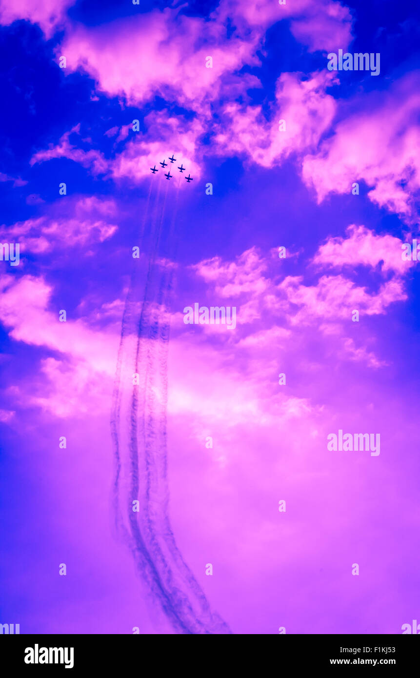 Flugzeuge auf Airshow. Kunstflug-Team führt Flug Dämmerung bei Flugschau. Stockfoto