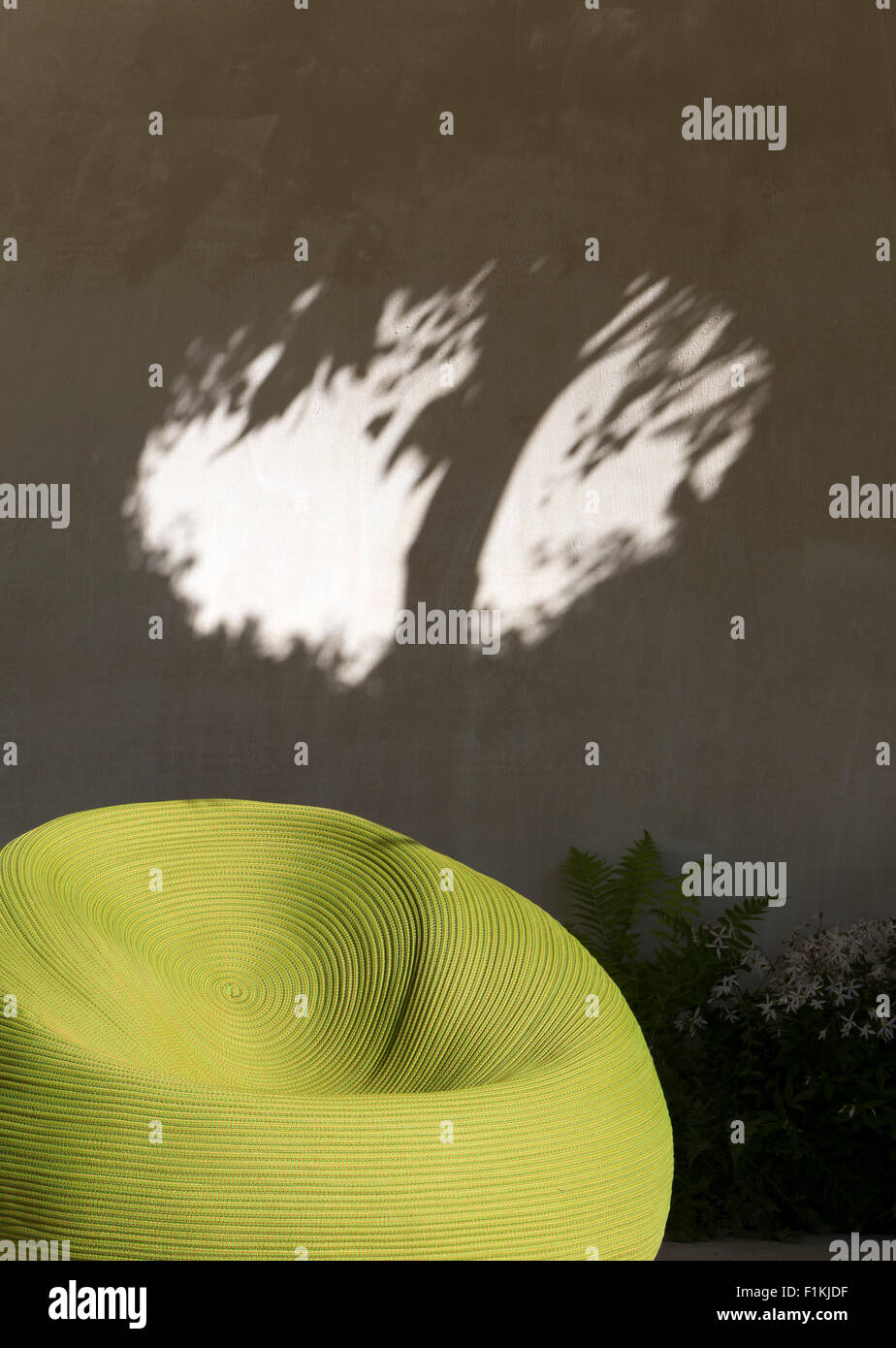 Der Macmillan Vermächtnis Garten - zeitgenössische Gartenhäuschen mit lebende Wände bepflanzt mit Waldpflanzen, Farne Stockfoto