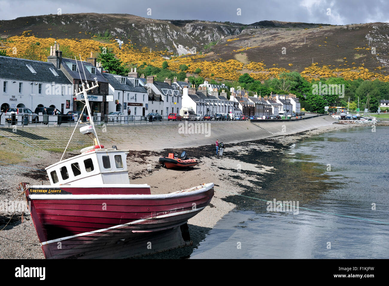 Angelboot/Fischerboot in den Ullapool Hafen, Ross und Cromarty, Schottisches Hochland, Schottland Stockfoto