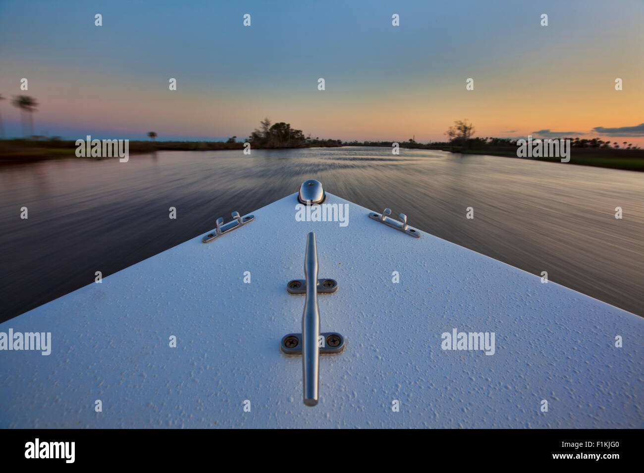 Blick auf Boote Bogen bewegende mit Geschwindigkeit über das Wasser direkt nach Sonnenuntergang Stockfoto