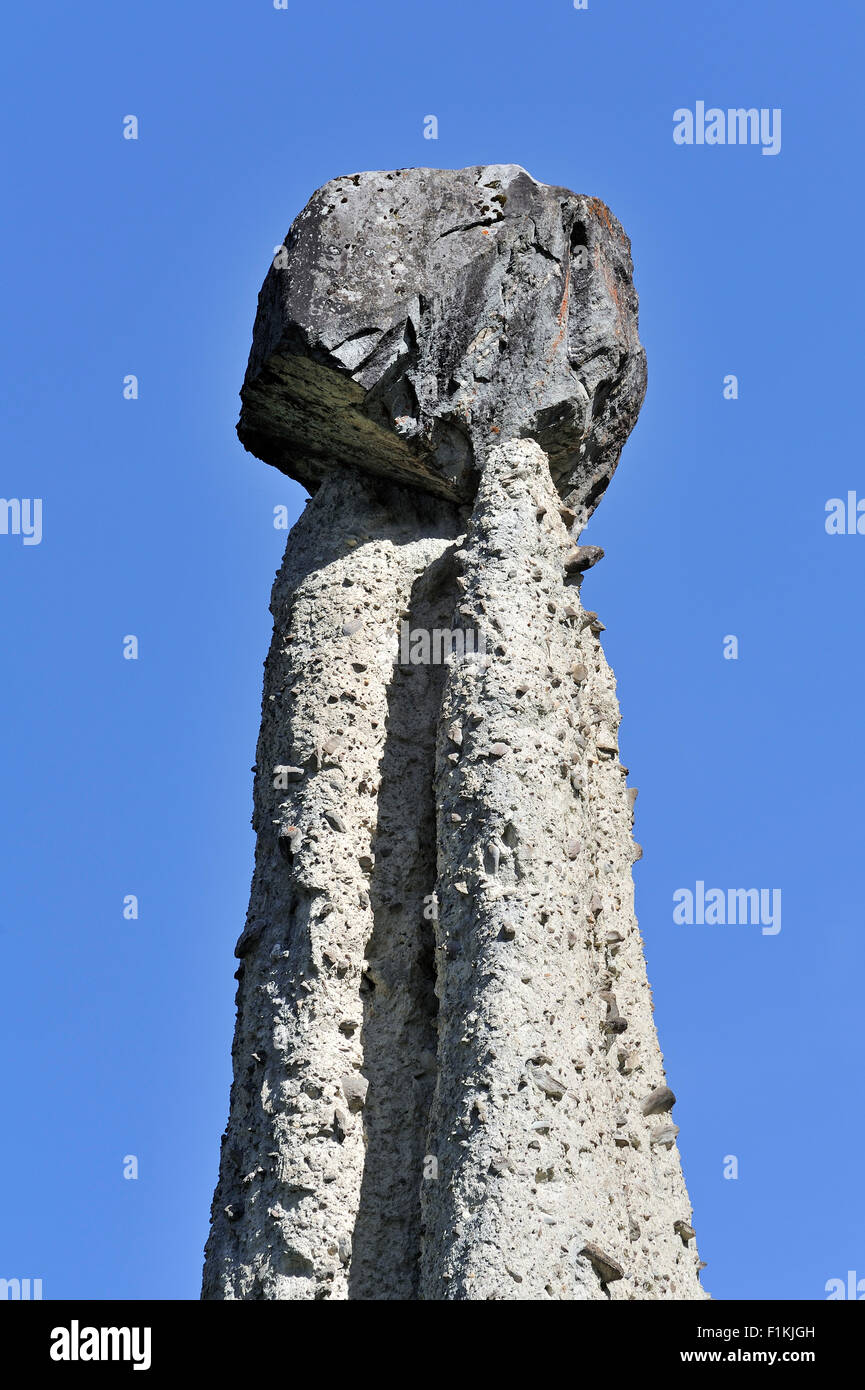 Pyramiden von Euseigne, Valais / Wallis, Schweiz. Felsen von schwerer Stein gestapelt auf Top schützen Spalten vor raschen erosion Stockfoto