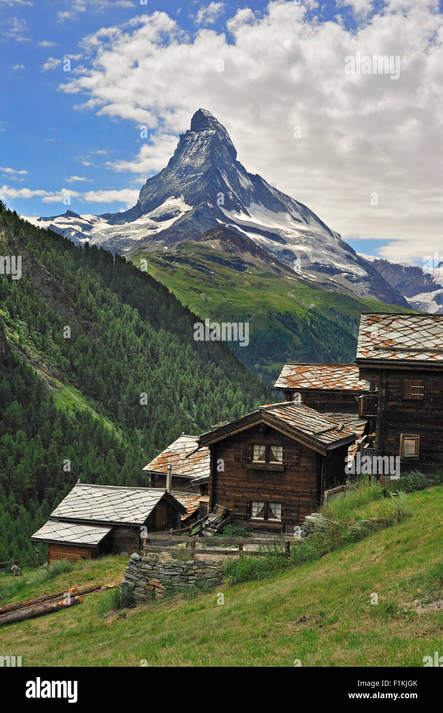 Das Matterhorn Berg und traditionelle Holzchalets Bergdorfes Findeln, Wallis / Wallis, Schweizer Alpen, Schweiz Stockfoto