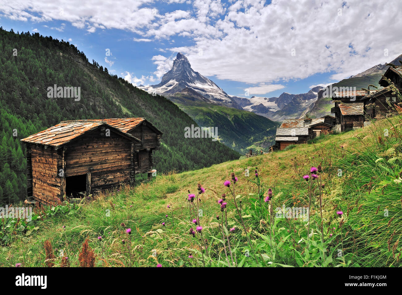 Traditionelle hölzerne Getreidespeicher / Scheunen in Findeln mit Blick über den Berg Matterhorn, Valais / Wallis, Schweizer Alpen, Schweiz Stockfoto