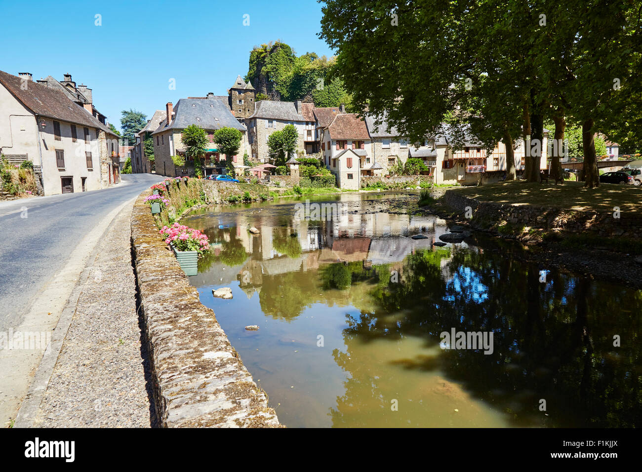 Gebäude im Dorf von Segur-le-Chateau, Limousin, Correze, Frankreich. Stockfoto