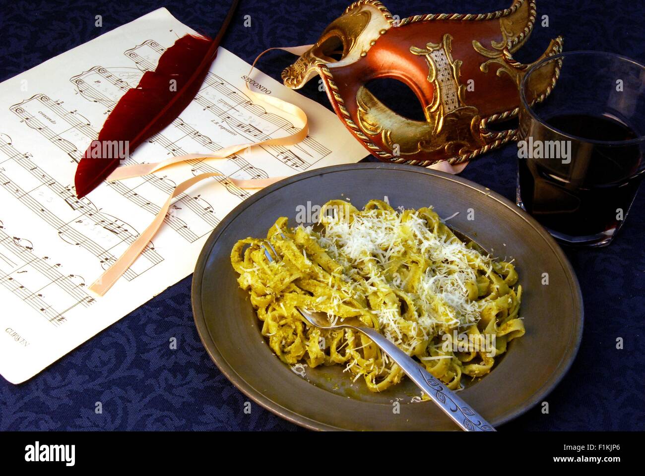 Taglatelle frischem Basilikum und Parmesan in einer venezianischen Festival Einstellung Stockfoto