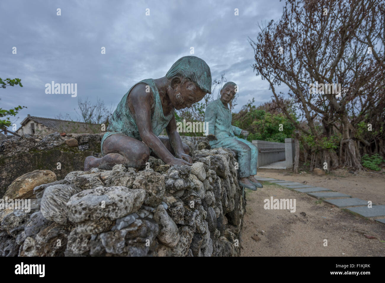 Kind und Großmutter Metall-Statue in Magong City, Penghu County, Taiwan. Stockfoto
