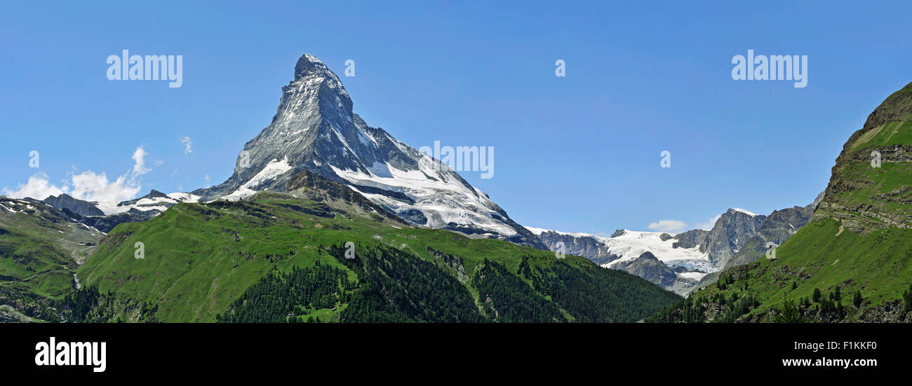 Panoramablick über den Matterhorn-Berg mit Almwiesen und Pinienwälder in den Schweizer Alpen, Wallis / Wallis, Schweiz Stockfoto