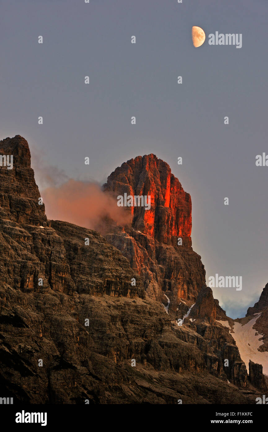 Alpenglühen bei Sonnenuntergang über den Berg Monte Cristallo in den Dolomiten, Italien Stockfoto