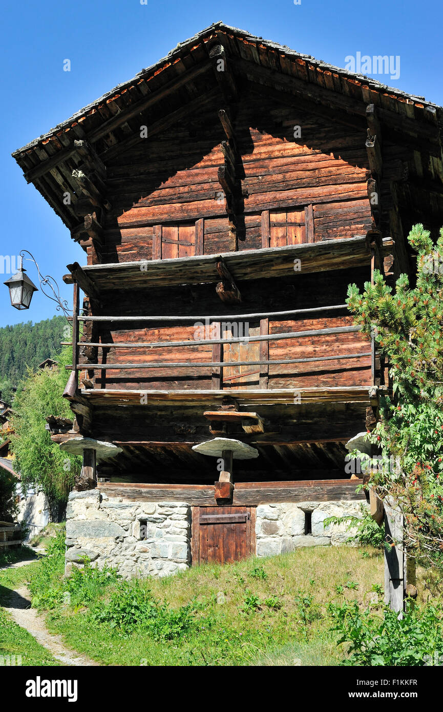 Traditionelle hölzerne Getreidespeicher / Raccard nahe dem alpinen Dorf Grimentz, Valais / Wallis, Schweizer Alpen, Schweiz Stockfoto