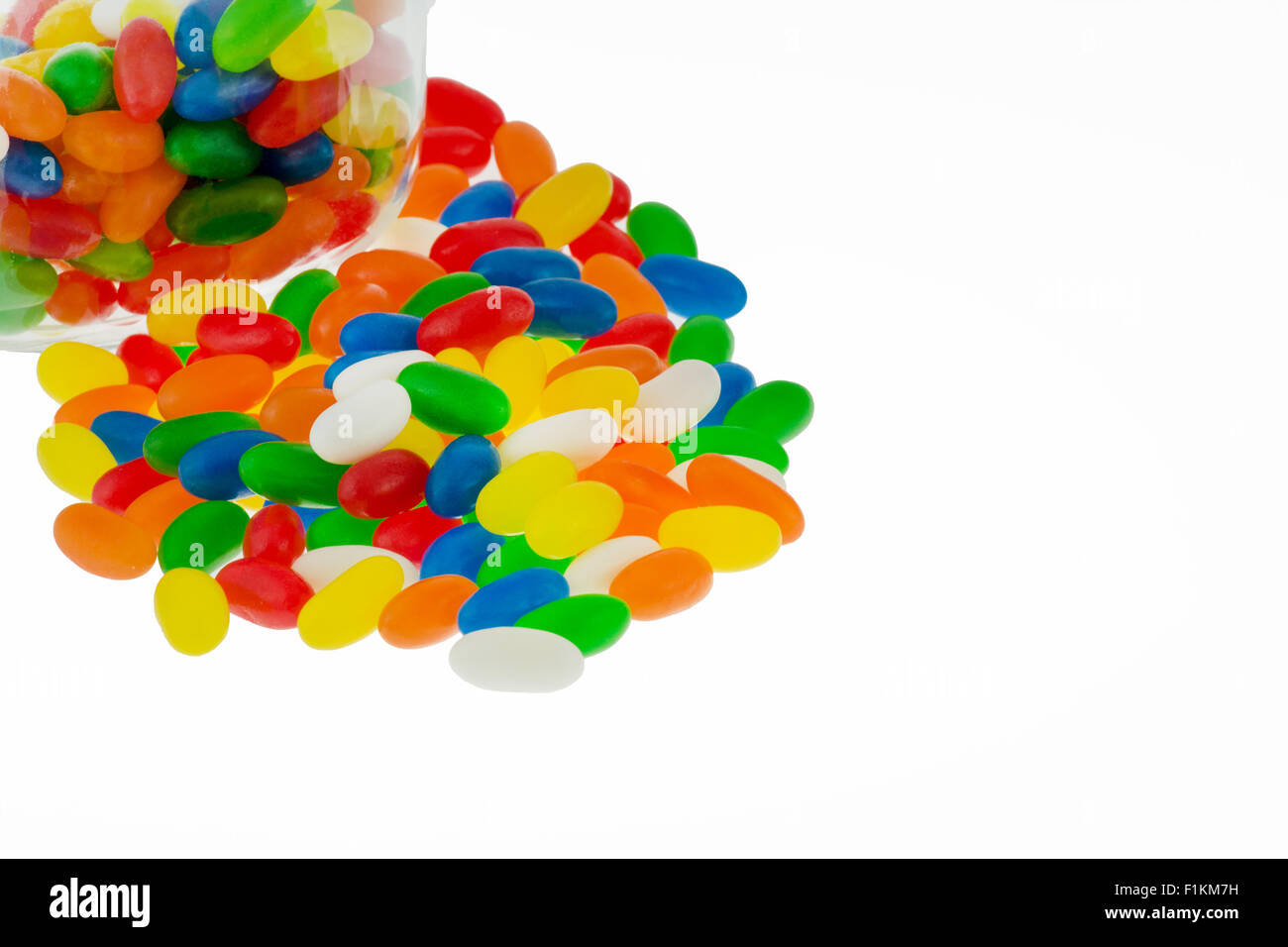 Bunte Jellybean Süßigkeiten in einem Glas isoliert auf weißem Hintergrund Stockfoto