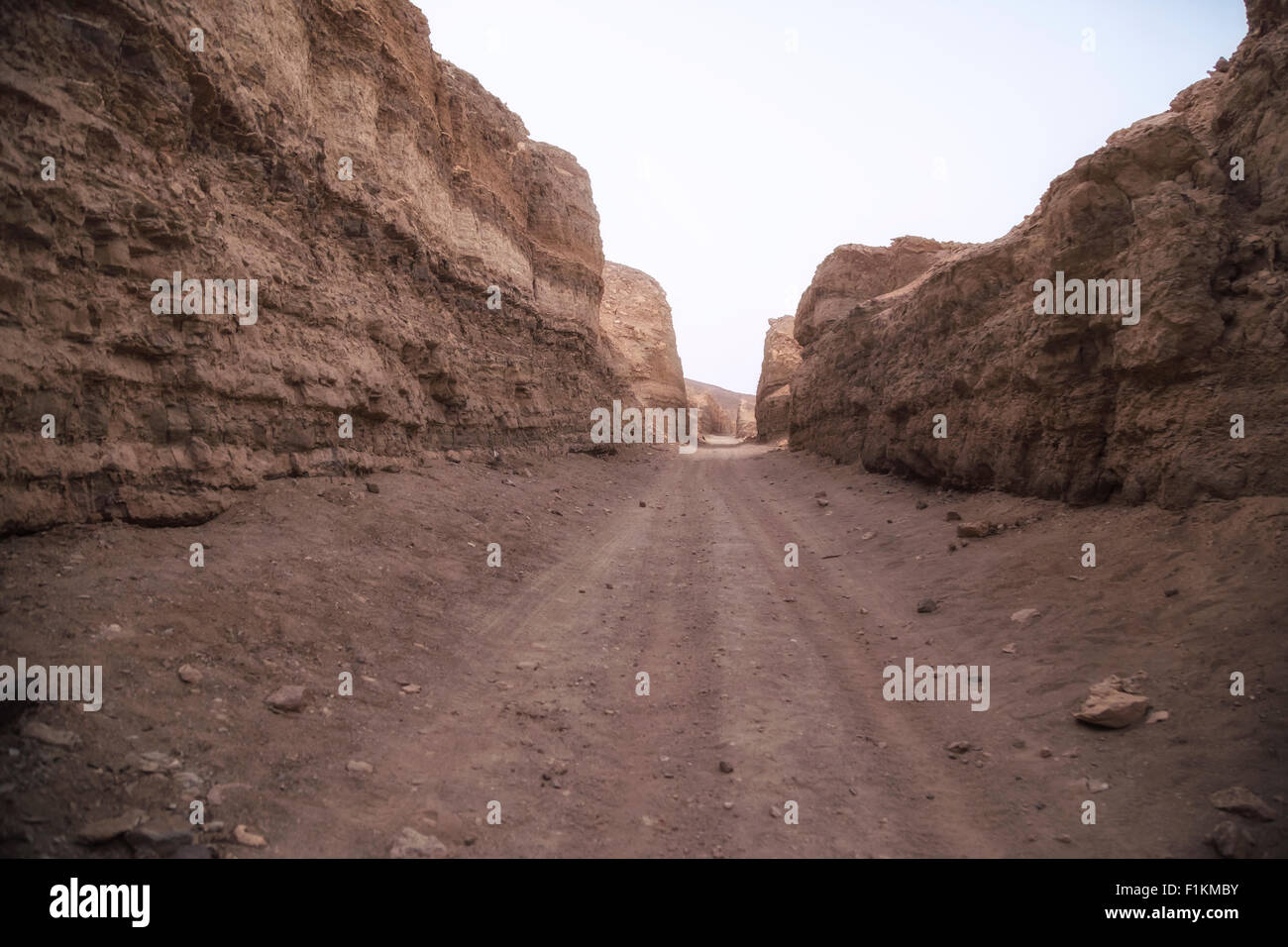 Weg durch die Wüste in der Nähe von Safaga, Ägypten, Afrika Stockfoto