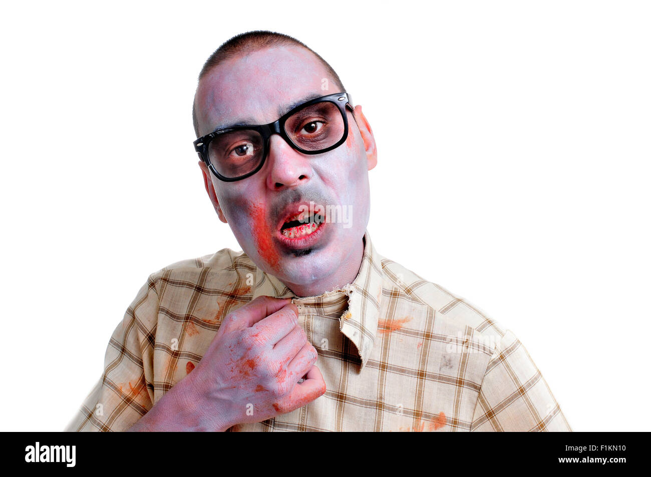 Porträt eines jungen Mannes Zombie tragen schwarze Kunststoff-umrandeten Brille vor einem weißen Hintergrund Stockfoto