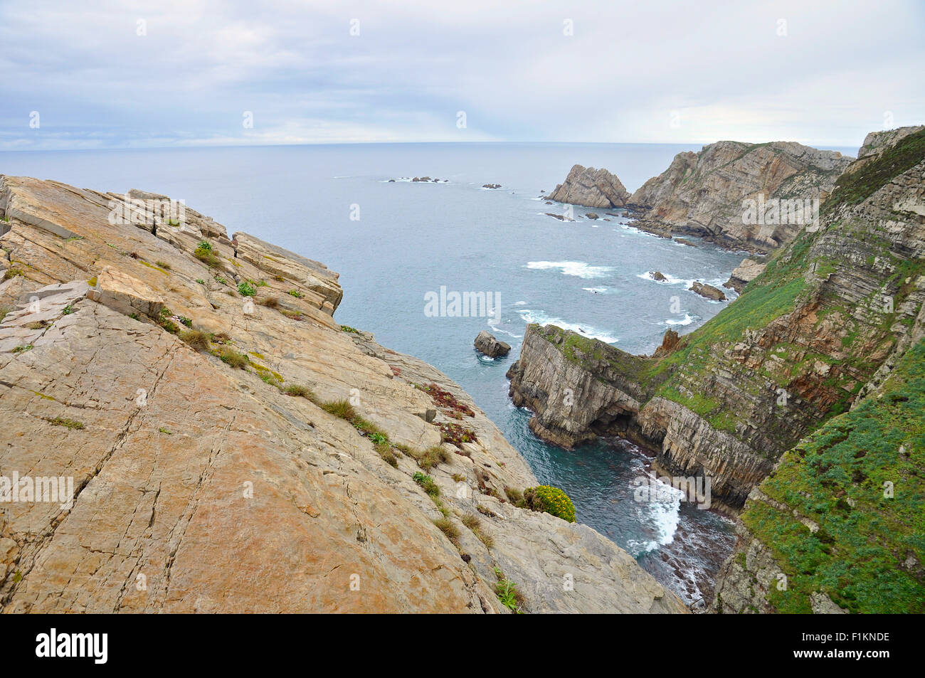 Landschaftsansicht der Kapklippen und Küstenlinie von Cabo Peñas (geschützte Landschaft von Cabo de Peñas, Gozón, Fürstentum Asturien, Kantabrische See, Spanien) Stockfoto