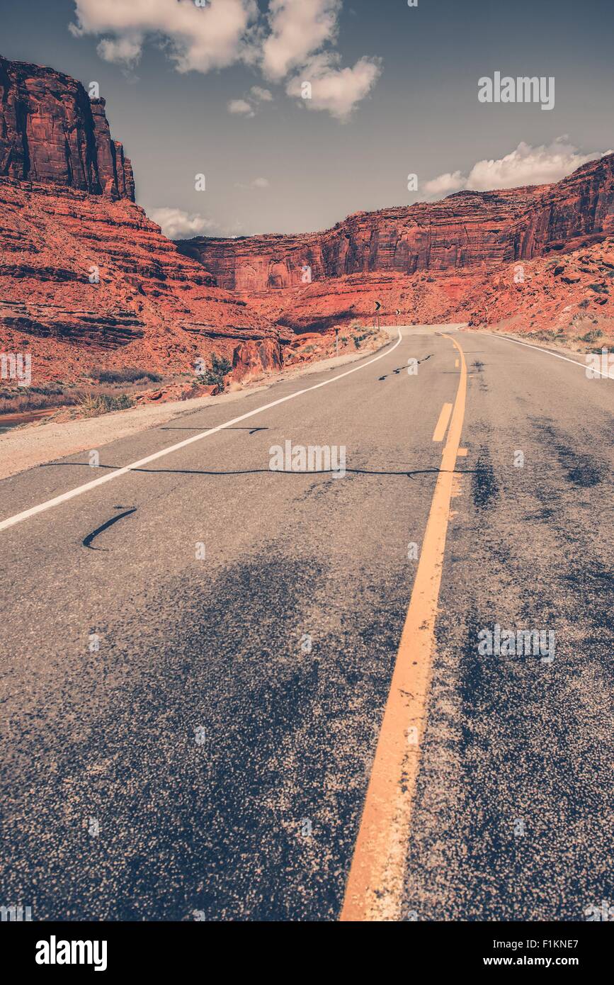 Scenic Utah Desert Highway in der vertikalen Fotografie. Utah, Vereinigte Staaten. Stockfoto