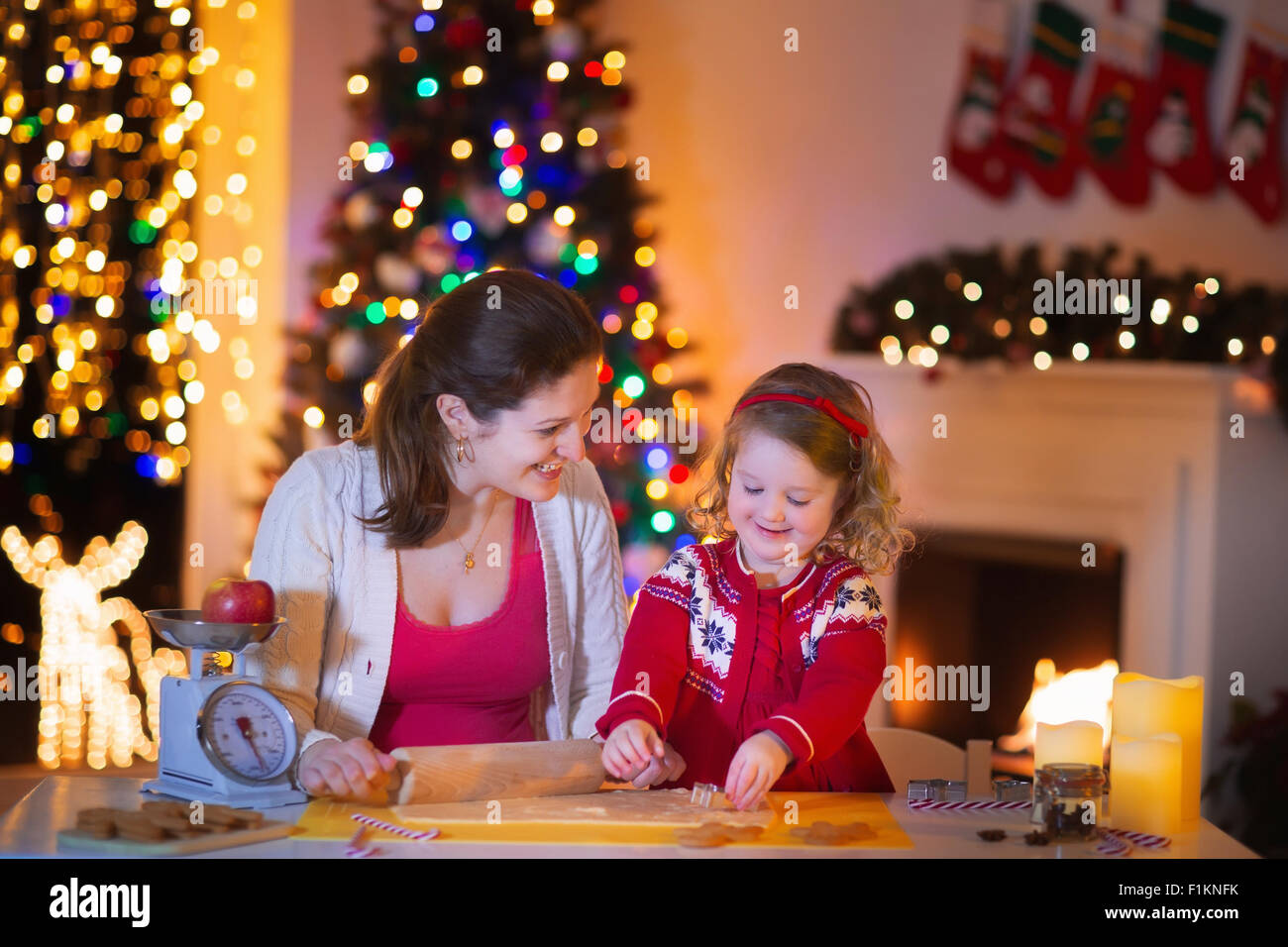 Mutter und Mädchen Weihnachten Gebäck backen. Kinder backen Lebkuchen. Kleinkind Kind Familienessen Cookie vorbereiten Stockfoto