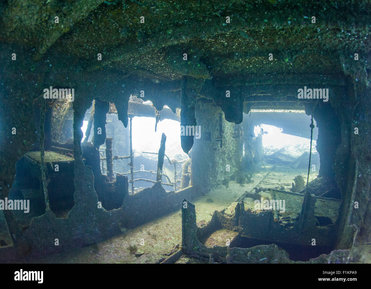 Innenteil eines großen Unterwasser Schiffswracks Stockfoto