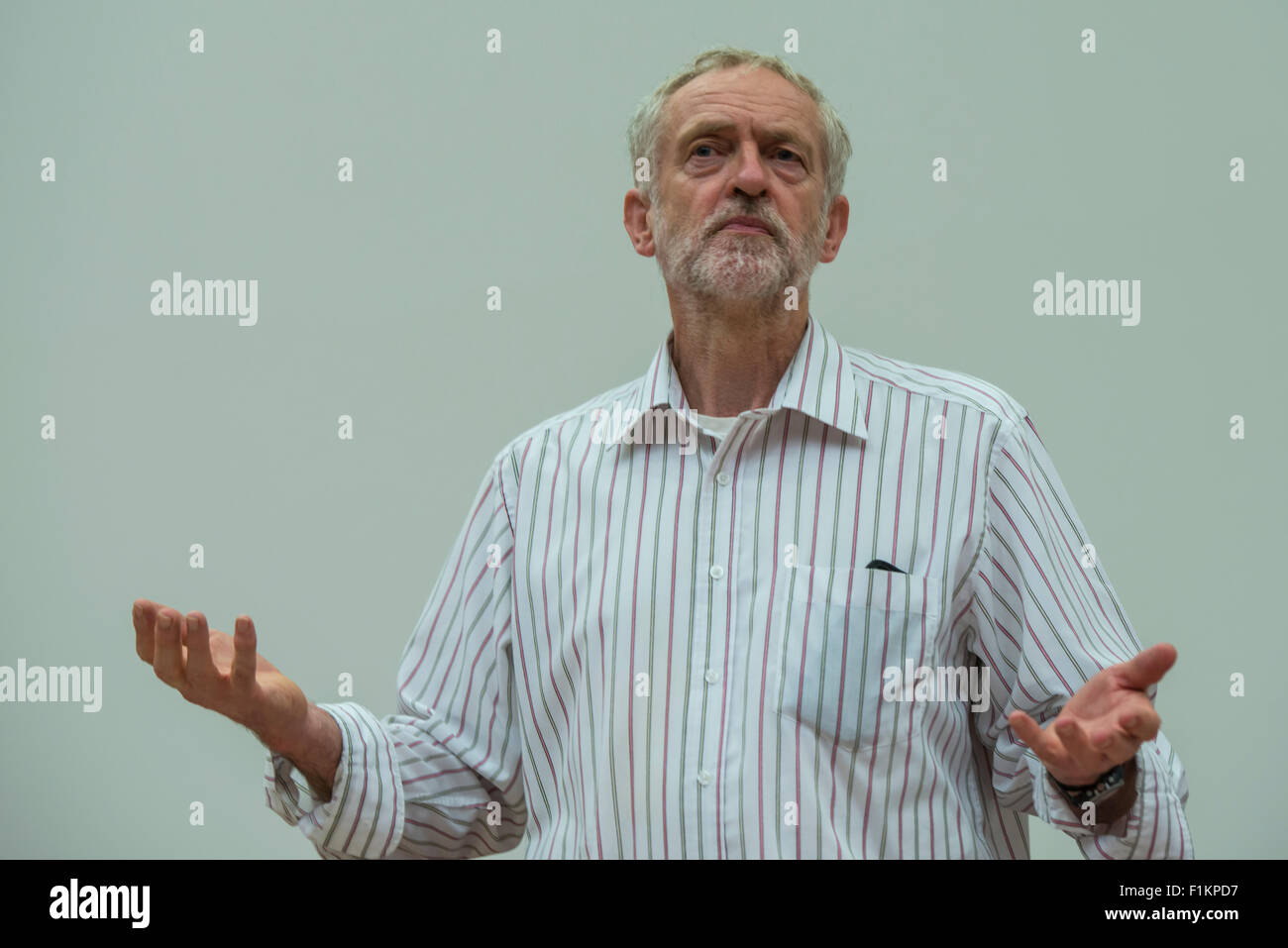 Colchester, UK. 2. September 2015. Jeremy Corbyn befasst sich mit Anhänger bei Ivor Crewe Hörsaal, Colchester, UK. Stockfoto