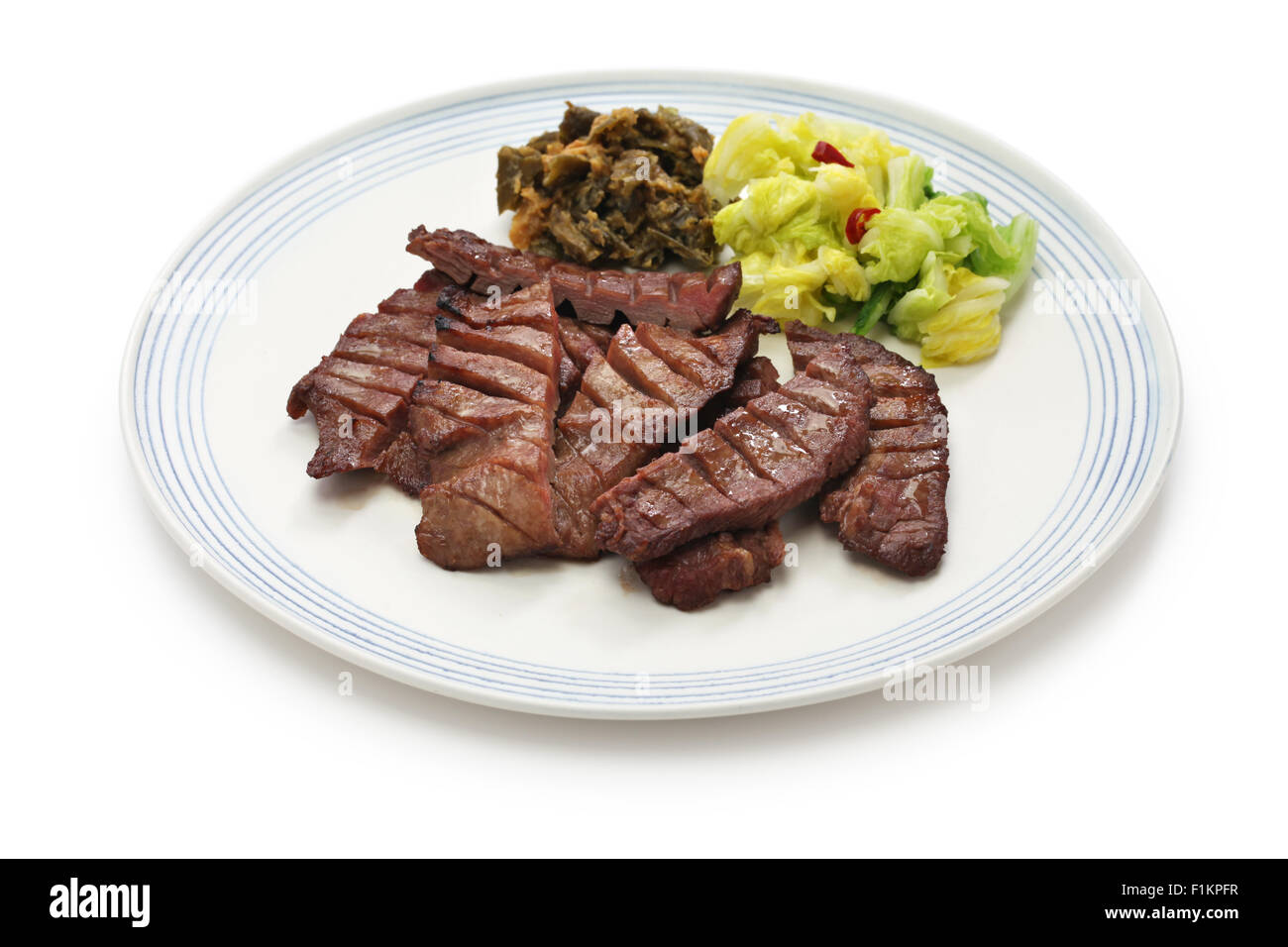 Schüssel Grill Rindfleisch Zunge, japanisches Essen isoliert auf weißem Hintergrund Stockfoto