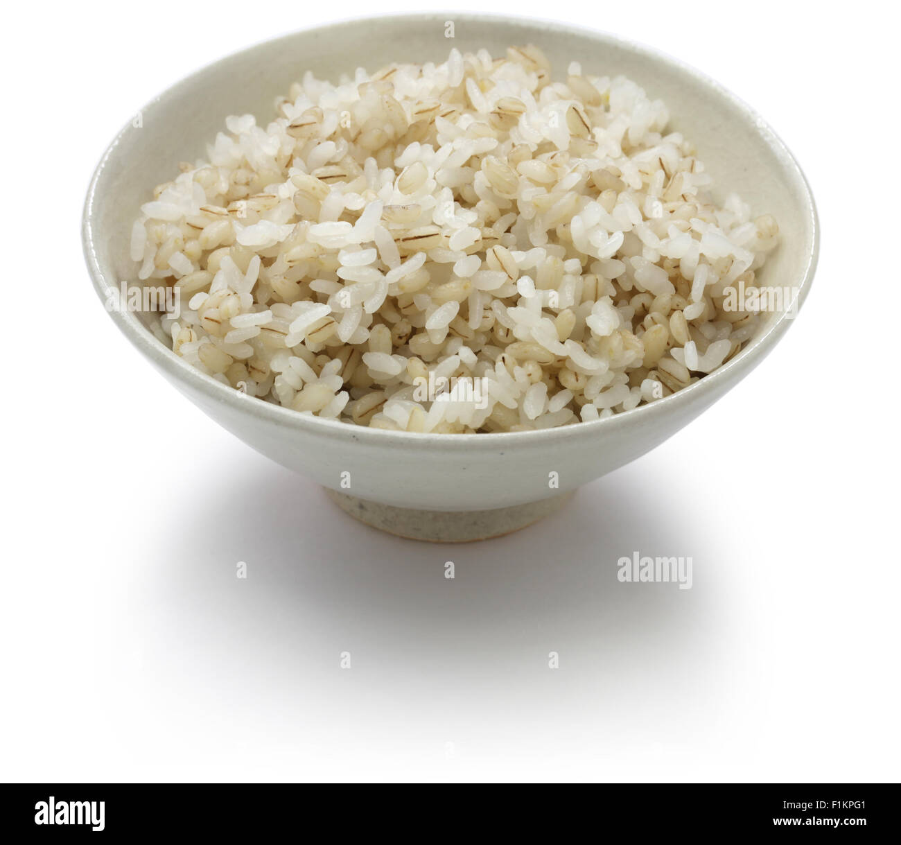 eine Schüssel mit japanischer Reis gekocht mit Gerste isoliert auf weißem Hintergrund Stockfoto
