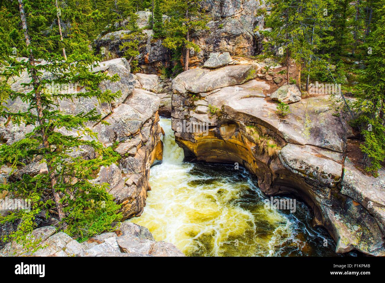 Gebirgsfluss Rush und erodierten Felsformationen. Colorado USA Stockfoto