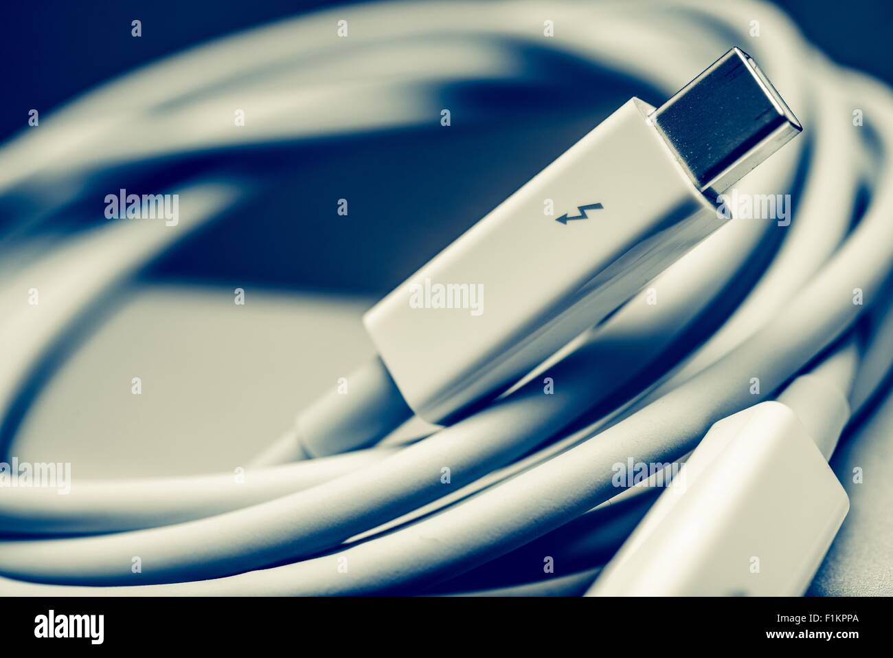 Weiße Thunderbolt Kabel Closeup Foto. Thunderbolt-Datenübertragungskabel. Stockfoto