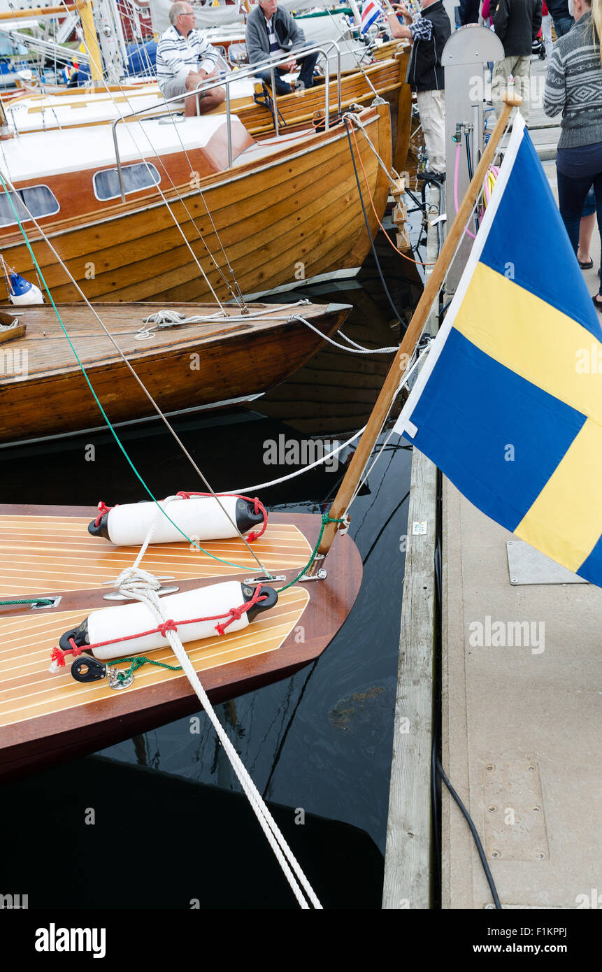 Rückseite ein schönes und glänzendes Boot mit einem schwedischen Fähnchen Stockfoto