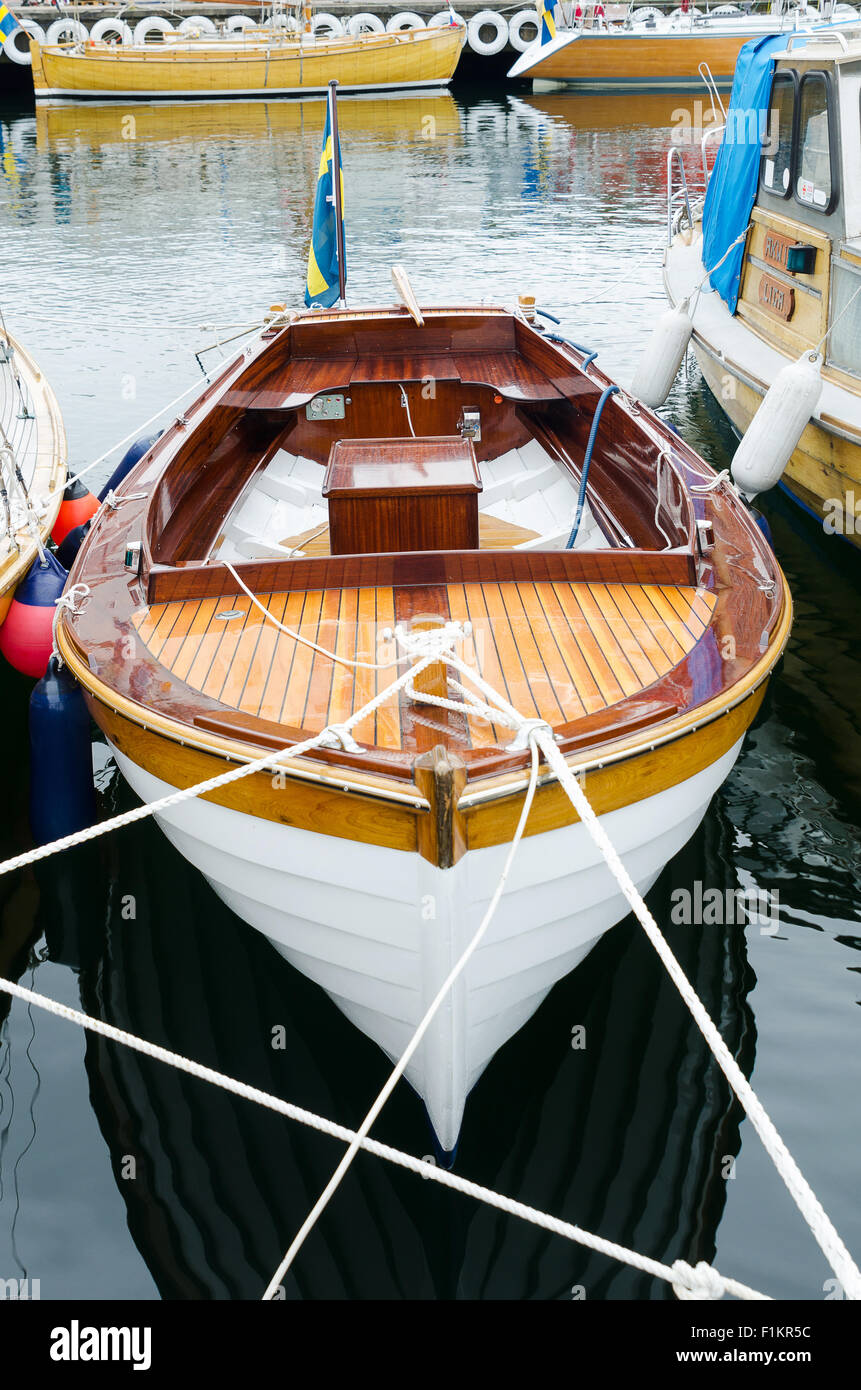 alte schöne offene Boot mit Motor und Flagge und glänzend Stockfoto