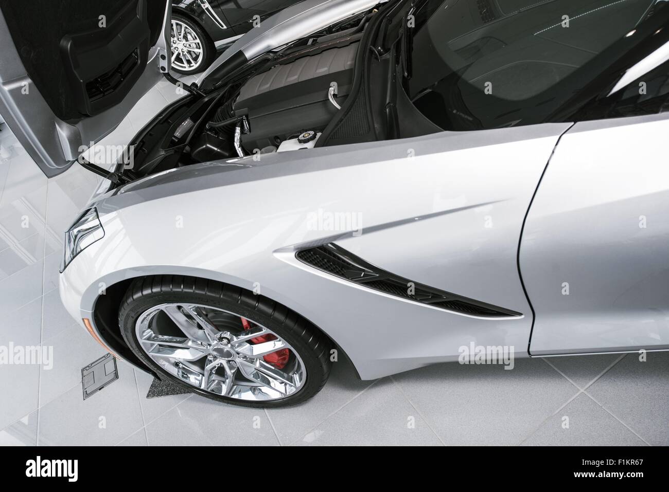 Brandneue Silber Super Auto für Verkauf warten auf neue Besitzer beim Vertragshändler. Autos Markt Thema. Stockfoto