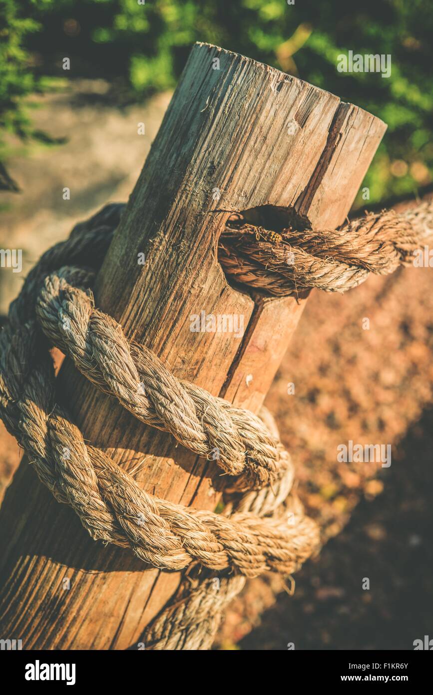 Seil und Holz. Holzpfahl und Seil. Teil der dekorativen Gartenzaun  Stockfotografie - Alamy