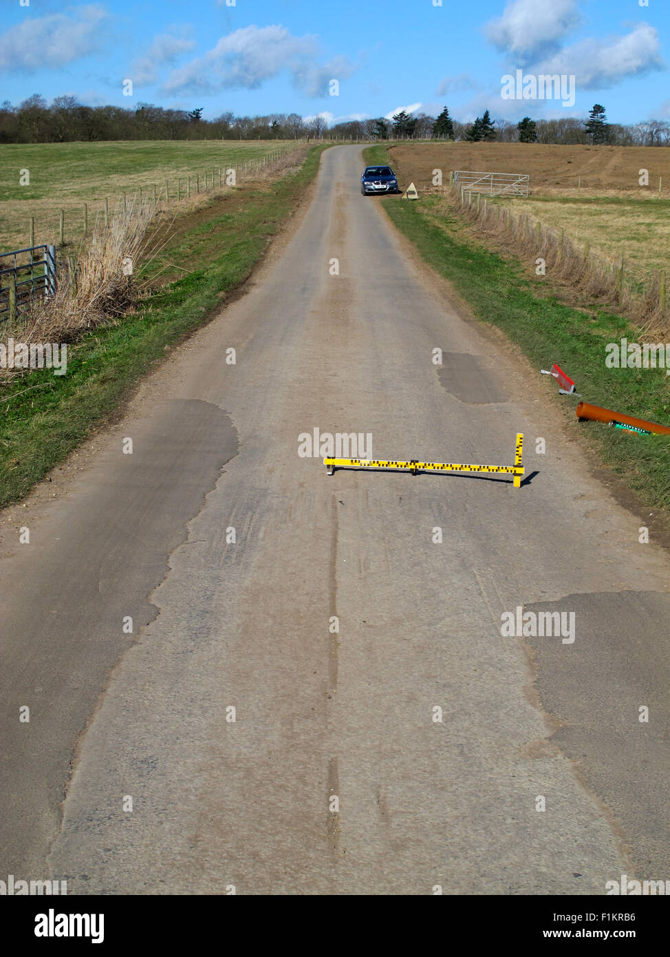 Schlaglöcher, mechanische Ausfälle, defektes Messinstrument, Untersuchung, Autofahrer, Fahrlässig, Schäden, Fahrzeuge, Personenschäden, Pflicht zur Instandhaltung der Autobahn. Stockfoto