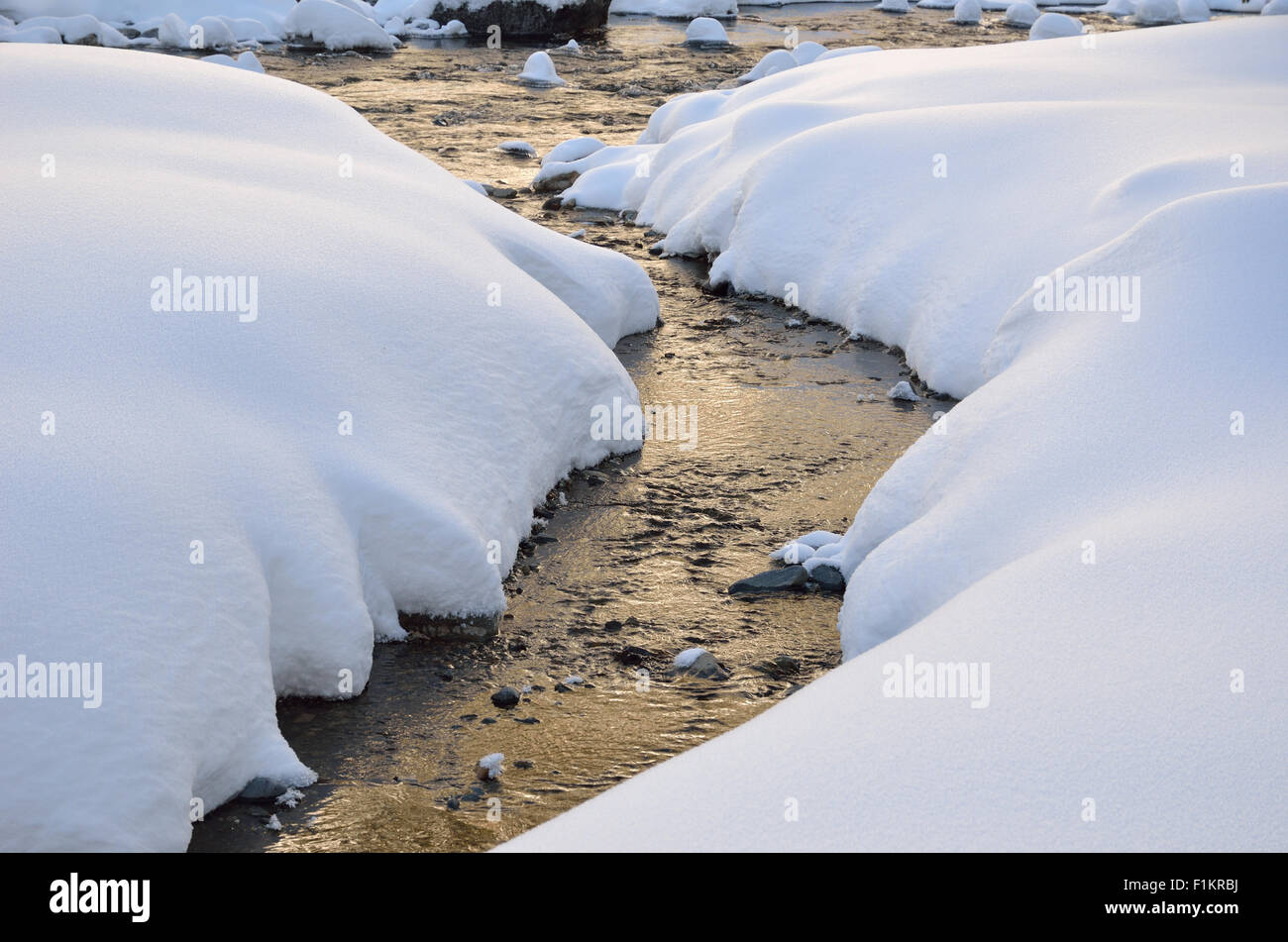 Non-Einfrieren-Fluss im Winter Berg Stockfoto