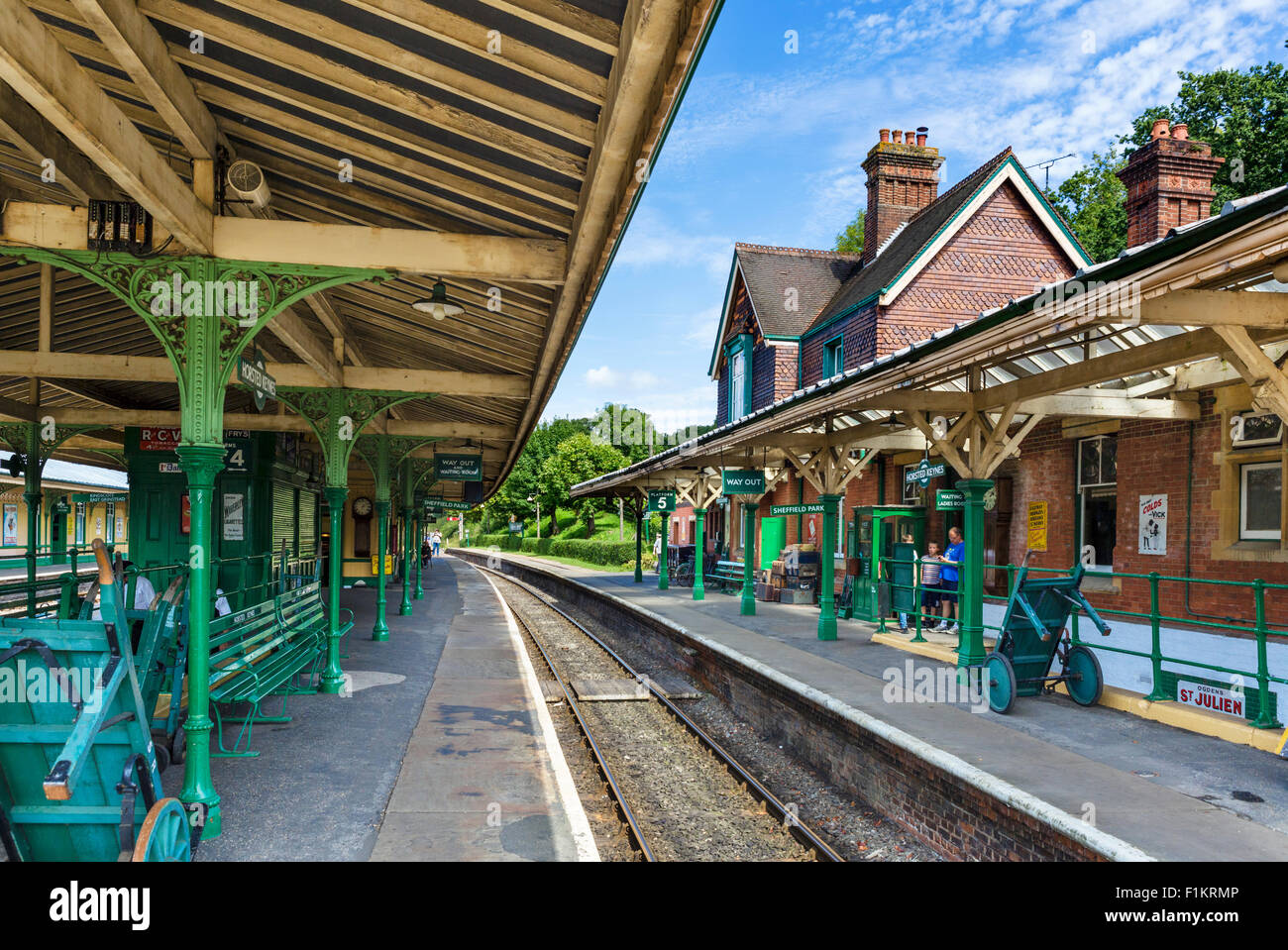 Horsted Keynes-Bahnhof an der Bahnstrecke von Bluebell restauriert bis 1930er Jahren Zeit, Horsted Keynes, West Sussex, England, UK Stockfoto