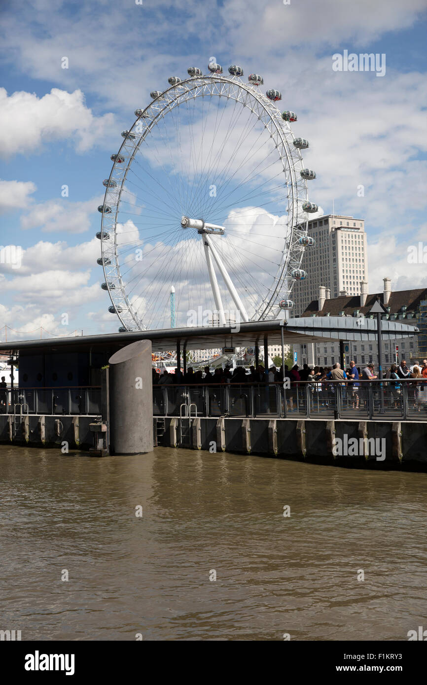 Das London Eye, von einem Boot auf der Themse aus gesehen Stockfoto