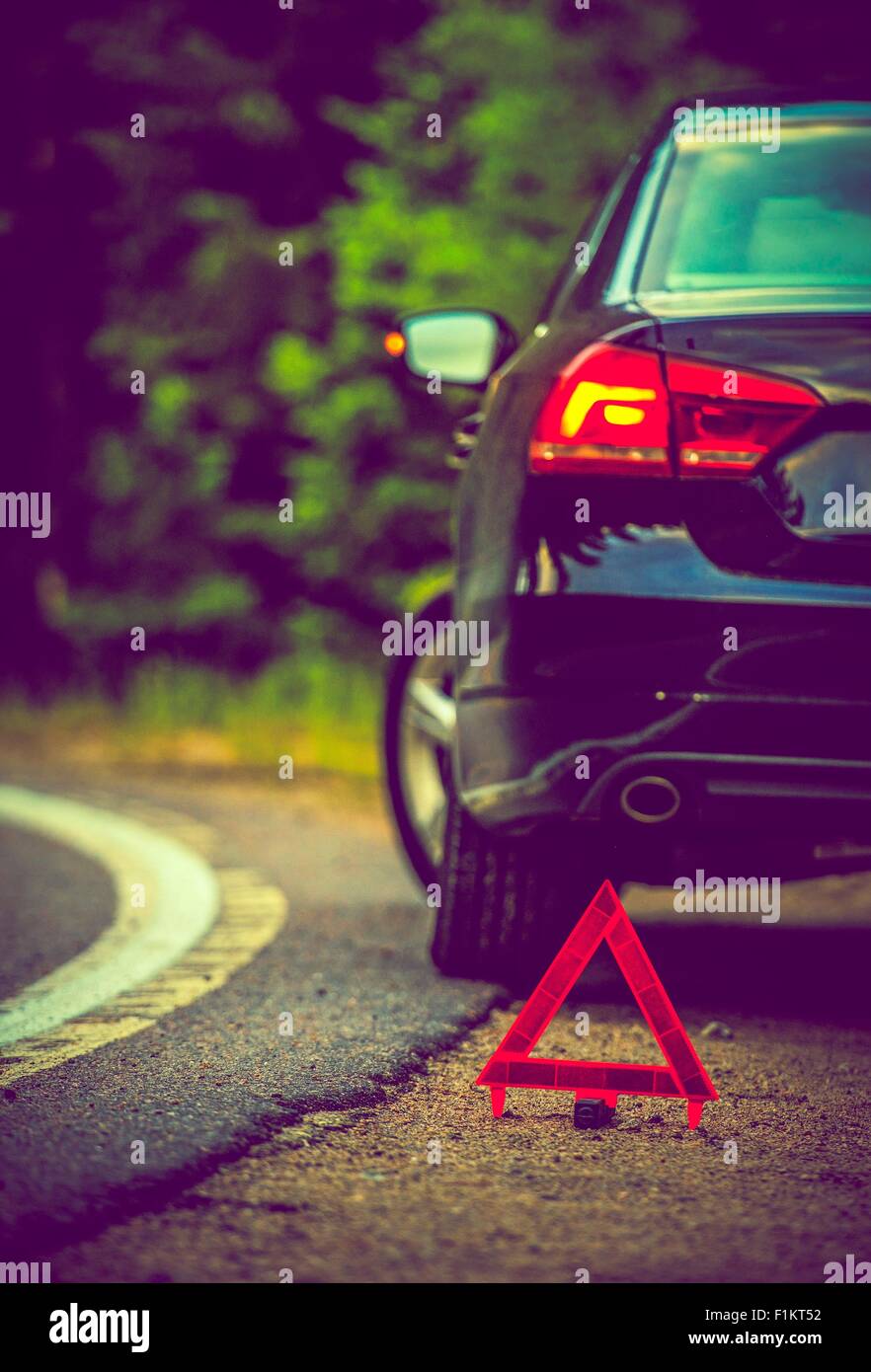 Moderne Autos am Straßenrand gebrochen. Stockfoto