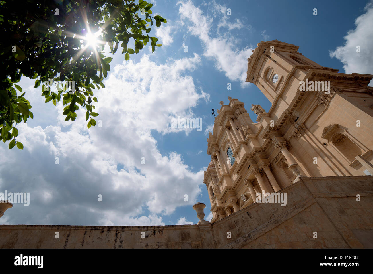 Blick auf die barocke Kathedrale des Heiligen Nikolaus in Noto, Sizilien Stockfoto