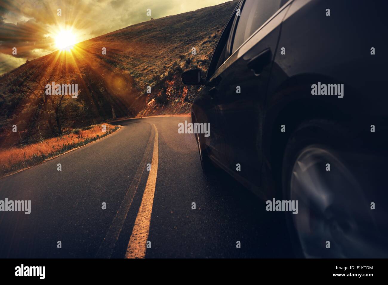 Sommer Autobahn fahren. Bergstraße fahren bei Sonnenuntergang. Stockfoto