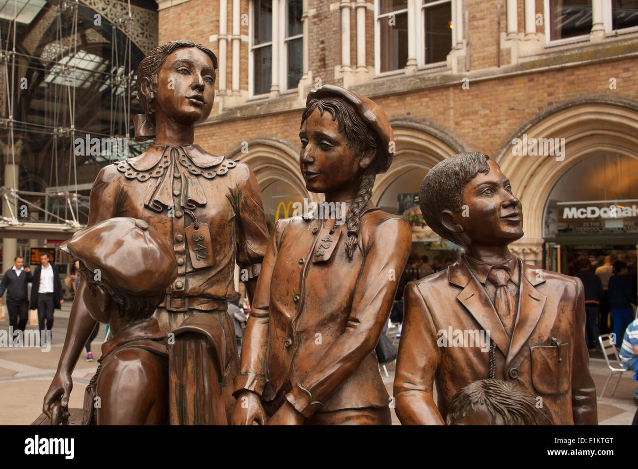 Kindertransport Memorial (2006) steht außerhalb der Liverpool Street Station.  Bildhauer Frank Meisler Stockfoto