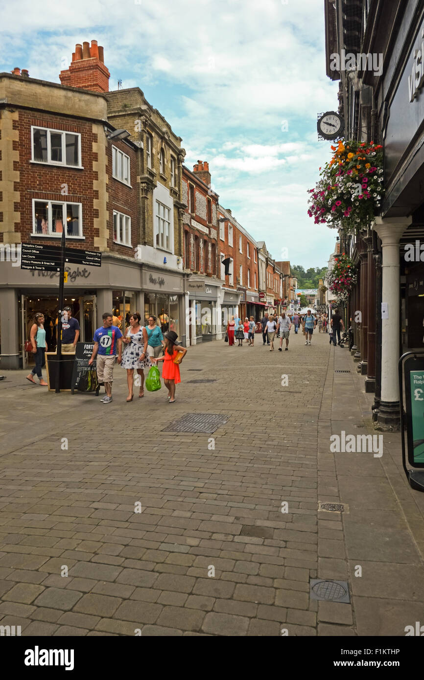 Menschen beim Einkaufen in der Stadt von Winchester Hampshire United Kingdom Stockfoto