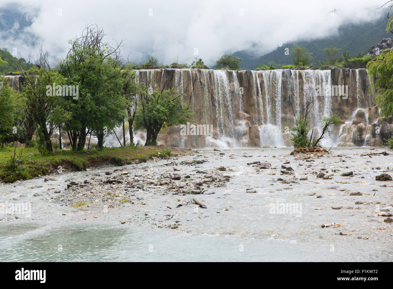 Wasserfall in Jadedrachen-Schneeberg in Lijiang, China Stockfoto