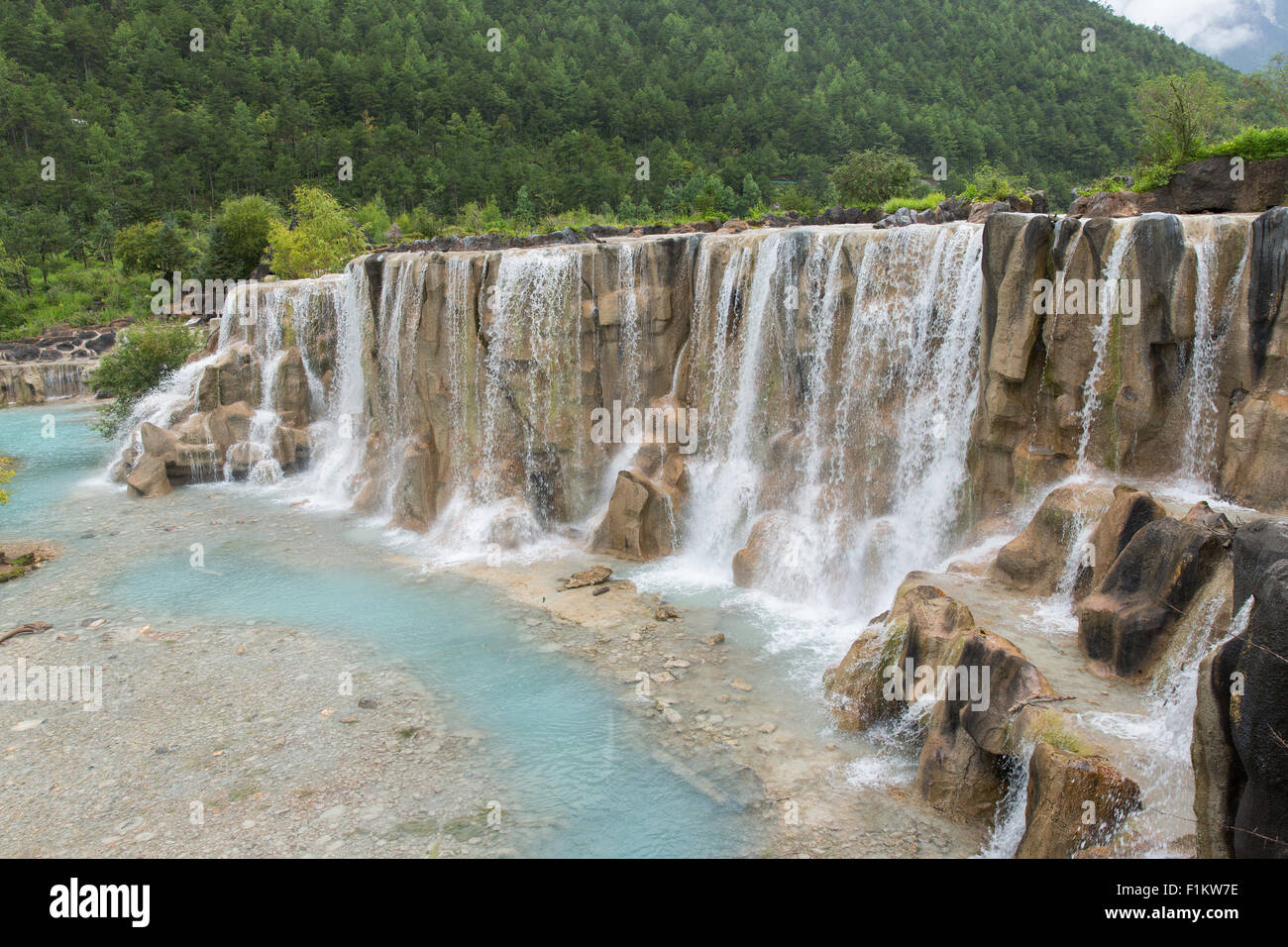 Wasserfall in Jadedrachen-Schneeberg in Lijiang, China Stockfoto