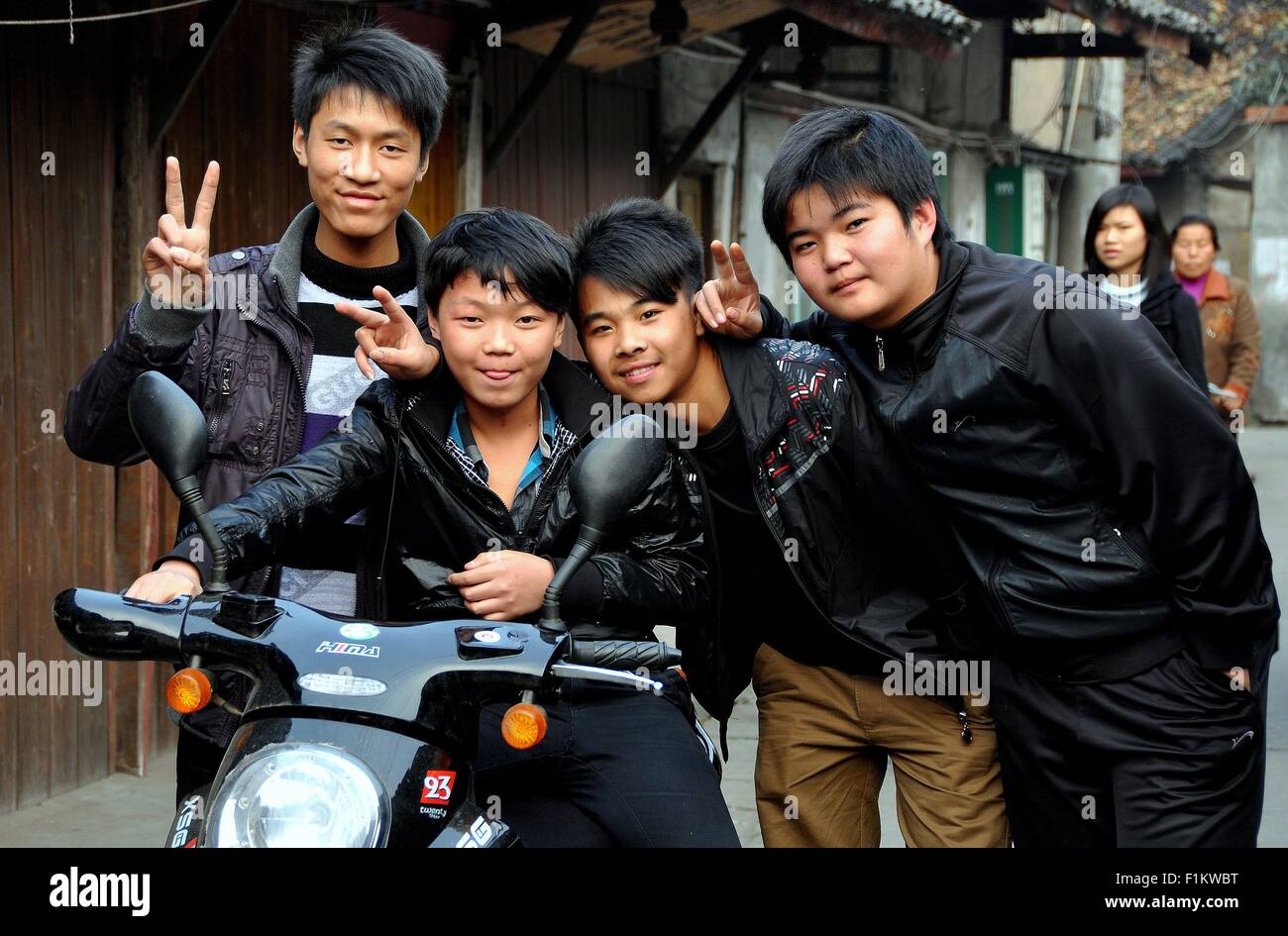 Pengzhou, China: Vier junge Schülerinnen und Schüler auf dem Heimweg nach dem Unterricht auf Hua Lu (alte Straße) Stockfoto