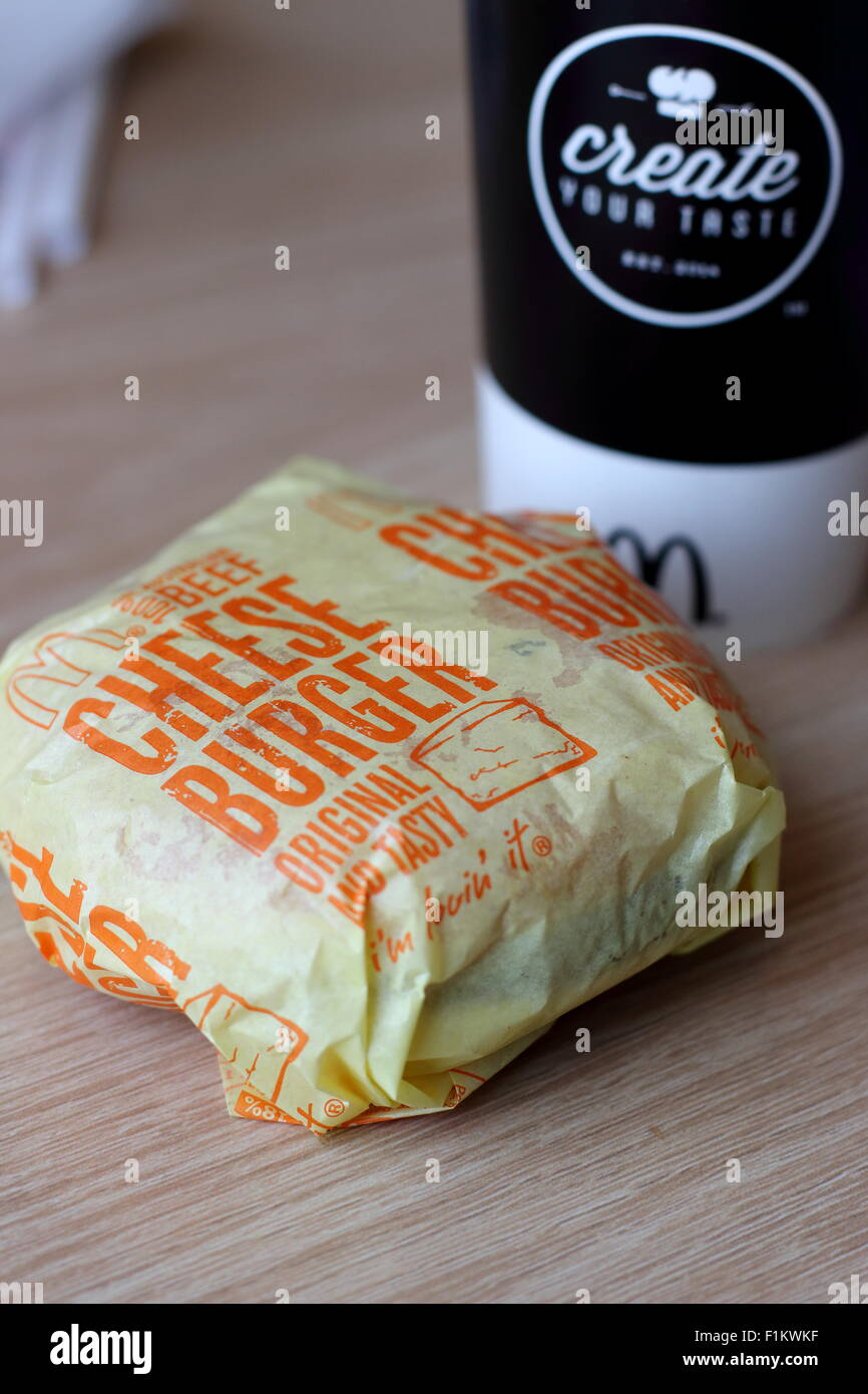 McDonald's-Cheeseburger in einen wrapper Stockfoto