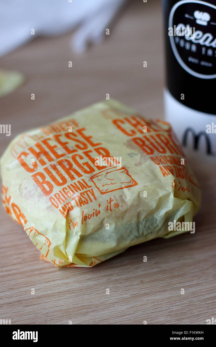 McDonald's-Cheeseburger in einen wrapper Stockfoto